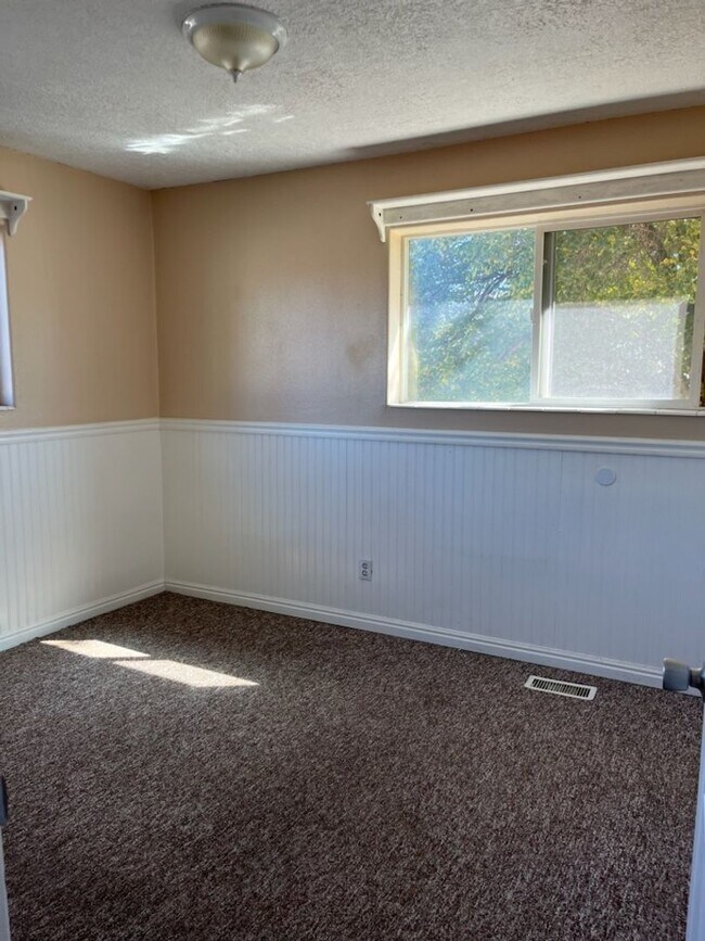 Building Photo - Charming home