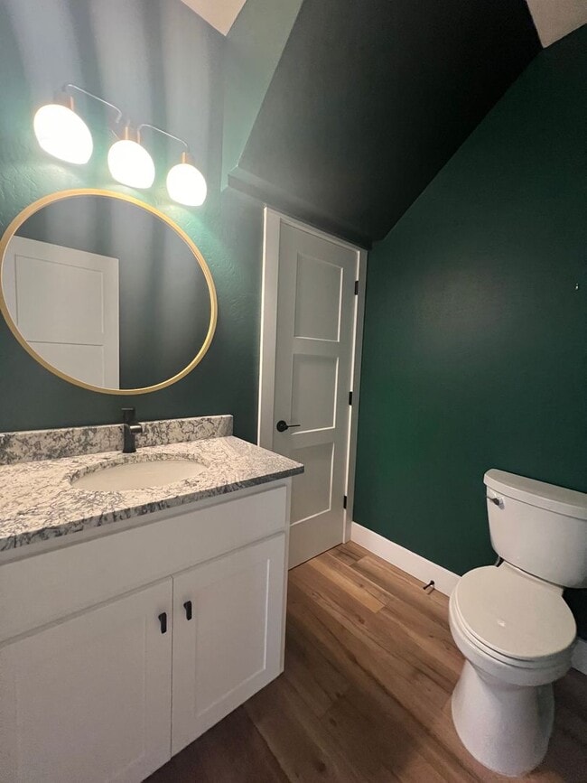 Building Photo - Charming three bedroom townhouse in the heart of Talent! | Available Mid May