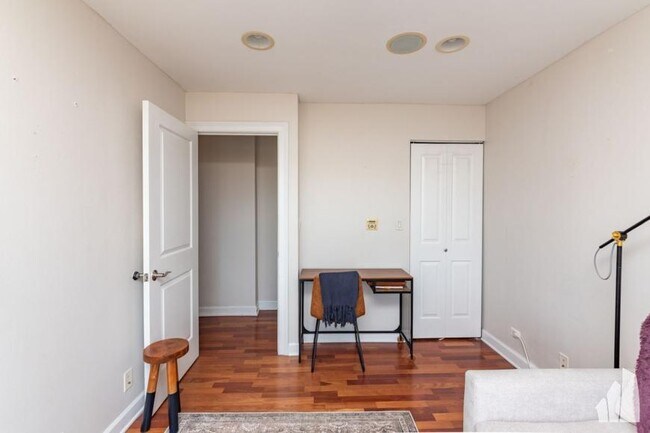 Building Photo - 2 bedroom in Chicago IL 60613