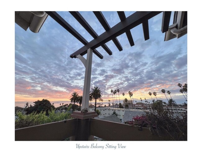 Building Photo - Pet friendly three-story townhouse-style c...