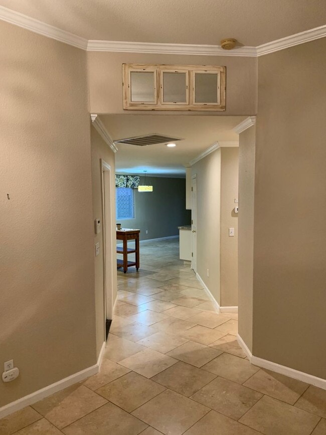 Building Photo - 3 Bedroom 2 Bath Home