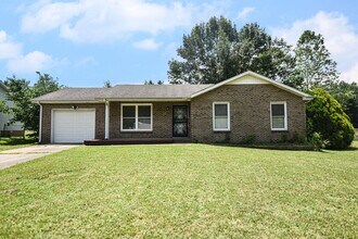 Building Photo - Updated Three Bedroom!