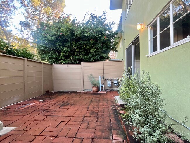 Large private patio - 5367 Village Grn