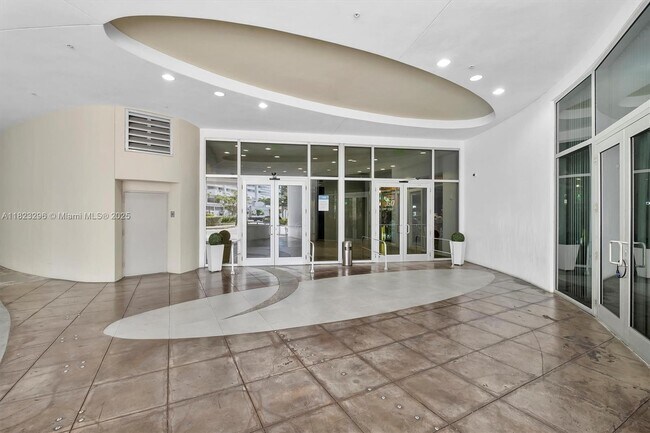 Building Photo - 1750 N Bayshore Dr