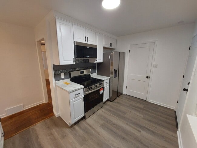 Building Photo - 335 Valley Dr