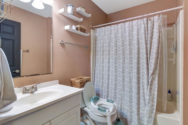 Building Photo - 3 Bedroom in Navarre! Move In $200 off 1st...