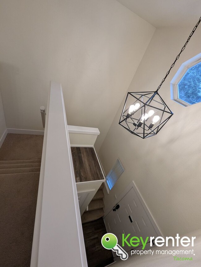 Building Photo - Modern 3 Bedroom, 2.5 Bathroom Fully Furnished Puyallup Duplex in Prime Location