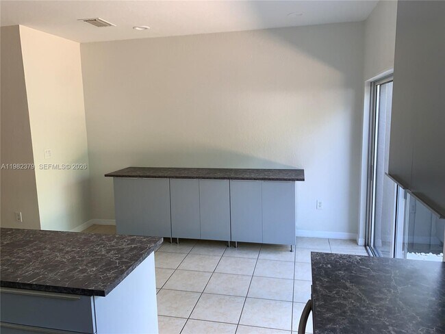 Building Photo - 3001 SE 17th Ave