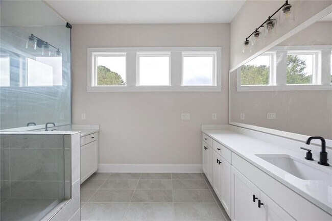 Building Photo - 109 Village Green Ave