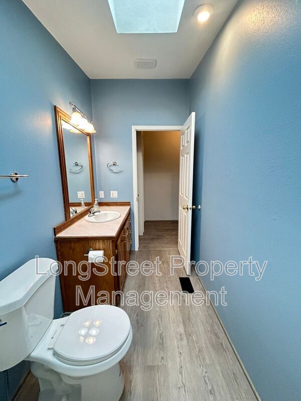 Building Photo - 2520 NW Robinhood St