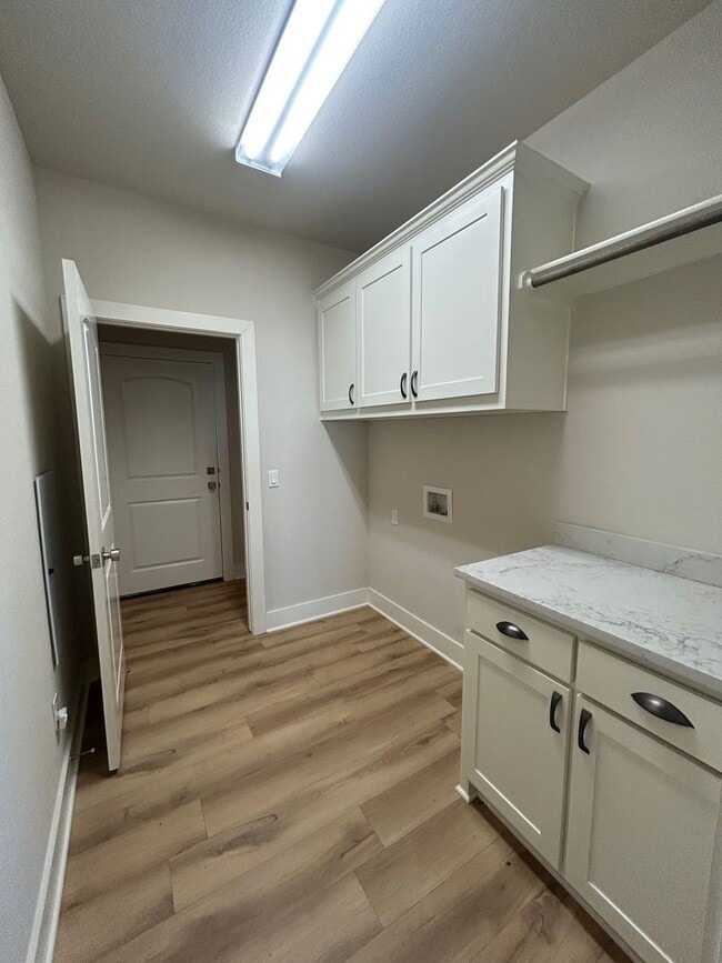 Building Photo - Amazing 3 Bedroom Midway Home