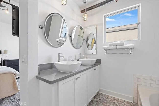 Building Photo - 919 E Santa Ana Blvd