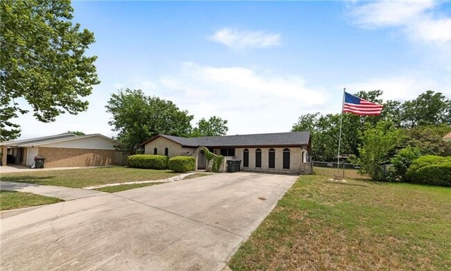 Primary Photo - 3 bedroom 2 bathroom!
