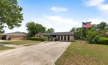 Building Photo - 3 bedroom 2 bathroom! HOUSING ACCEPTED!