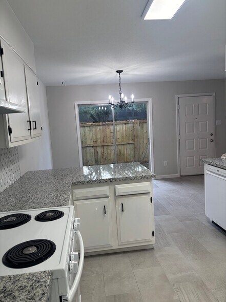 Building Photo - 8585 Glen Meadow Ln