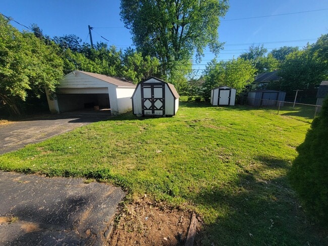 Building Photo - 872 Tearose Dr