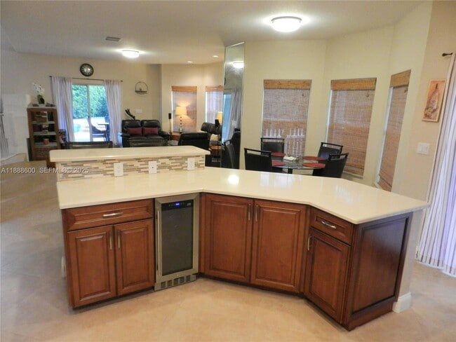 Building Photo - 210 La Costa Ct