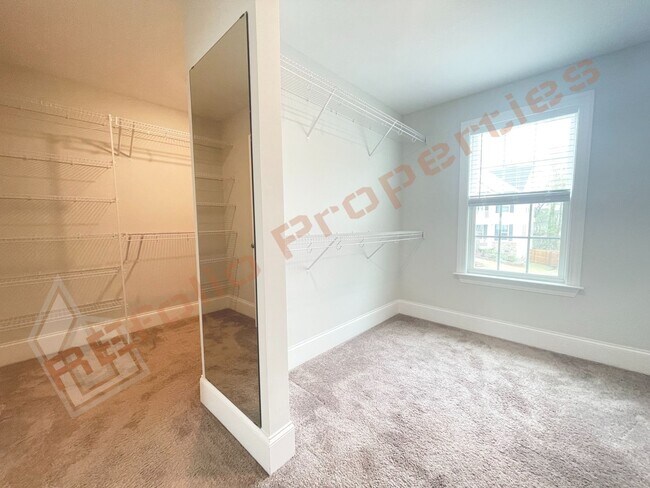 Building Photo - 424 Slomo Ct