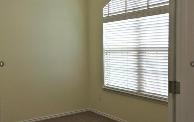 Building Photo - 704 Carillion Dr