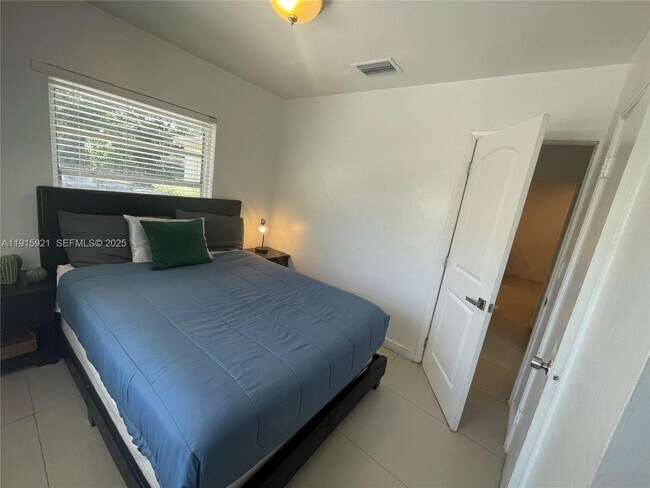 Building Photo - 1211 NE 15th Ave