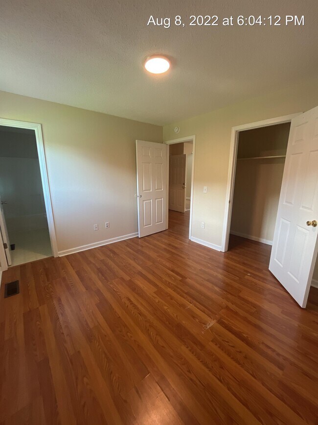 Building Photo - 258 Lakeview Dr