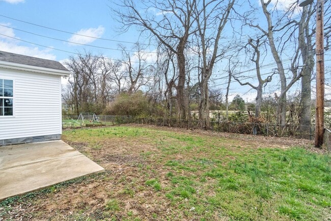 Building Photo - 3 Bedroom 2 Bath Renovated Pet Friendly Home For Rent!