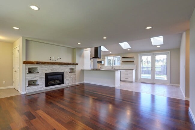 Building Photo - Beautifully Remodeled 4bd, 1.75ba Rambler Available in the Heart of Bellevue.