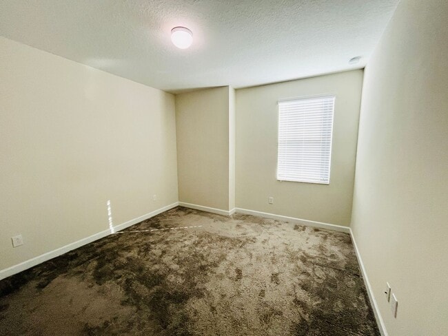 Building Photo - 4 bed 3.5 bath Townhouse In Storey Lake