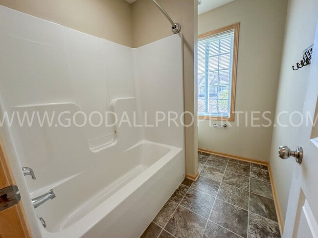 Building Photo - 3 Bedroom 2 1/2 Bath end unit townhome near Jordan Creek!