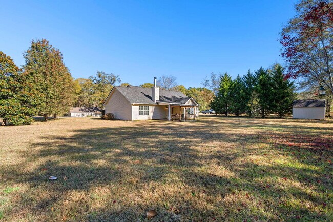 Building Photo - 3 Bedroom Ranch in Golf Cart Area of Senoia
