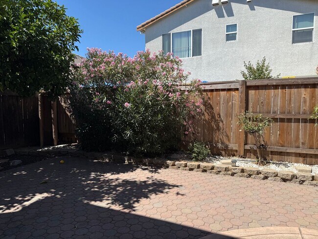 Building Photo - North Natomas 2 Story 3 Bedroom w/ Loft. 2 Car Attached Garage