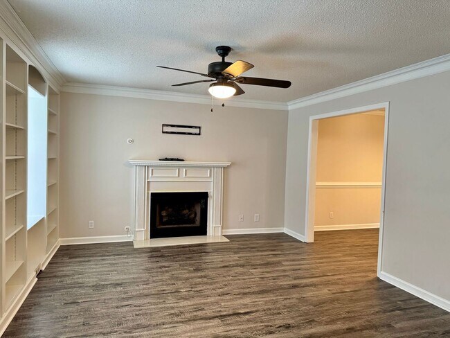 Building Photo - Great Location!!3 Bed/2.5 Bath near exit 1...