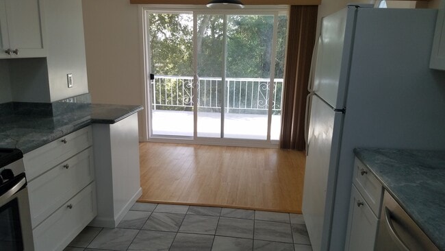 Kitchen-dining rm - 20894 Waveview Dr