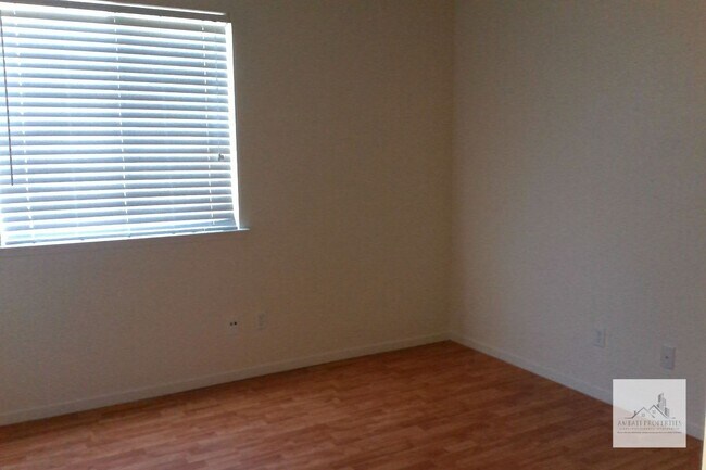 Building Photo - Wonderful 3 Bedroom Home in Sought After Northeast Fresno!