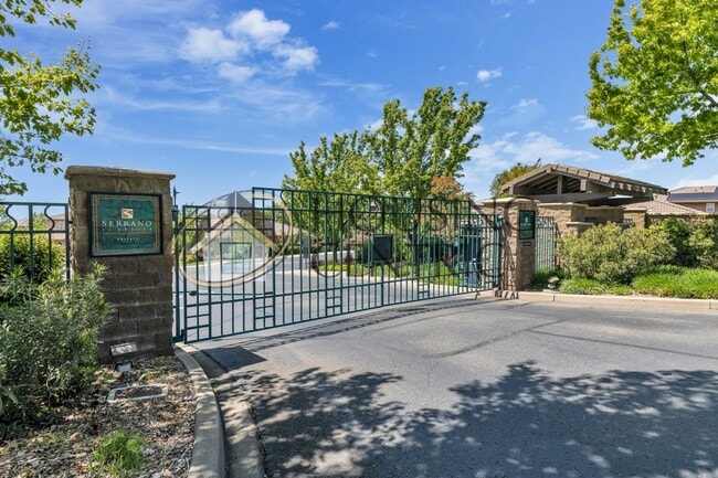 Building Photo - Beautiful Executive Home w/ Pool on 1/2 Ac...
