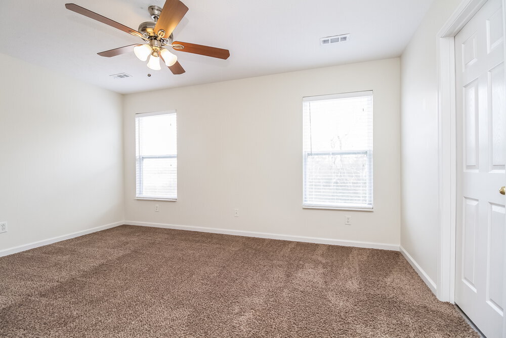 Building Photo - 4565 Hawthorn Dr