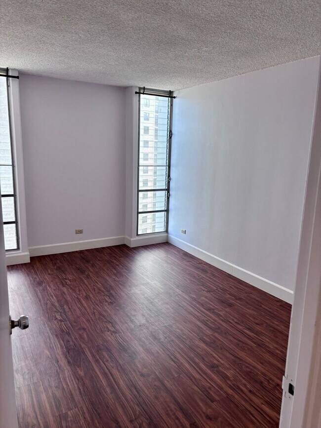 Building Photo - For Rent | New Renovated 1 Bedroom, 1 Bathroom with 1 Assigned Covered Parking at Scenic Tower