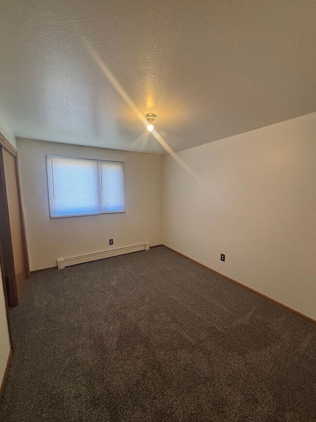 Building Photo - Maple Ave Duplex