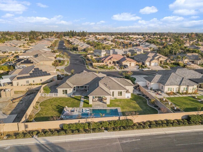 Building Photo - 5-Bedroom Pool & Spa Home in Masterpiece Estates