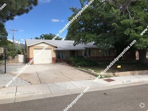 Building Photo - 2 Living areas, huge yard, walking distanc...