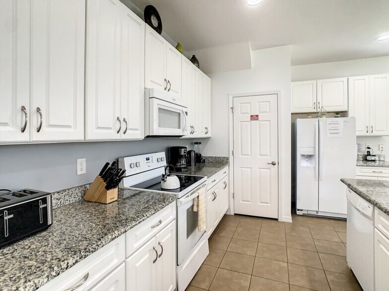 Building Photo - 2533 Rosemont Cir