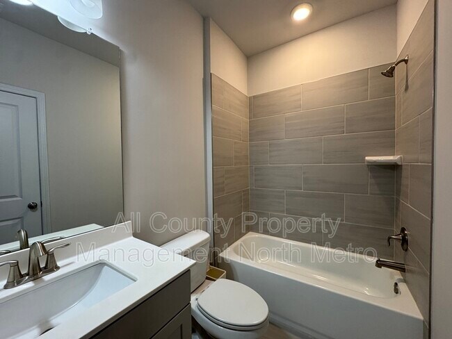 Building Photo - 7870 Tiberon Pkwy