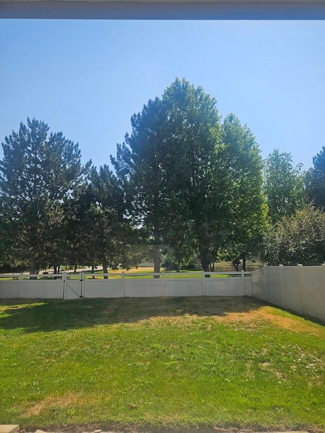 Building Photo - 4 Bedroom Home Close to Settlers Park