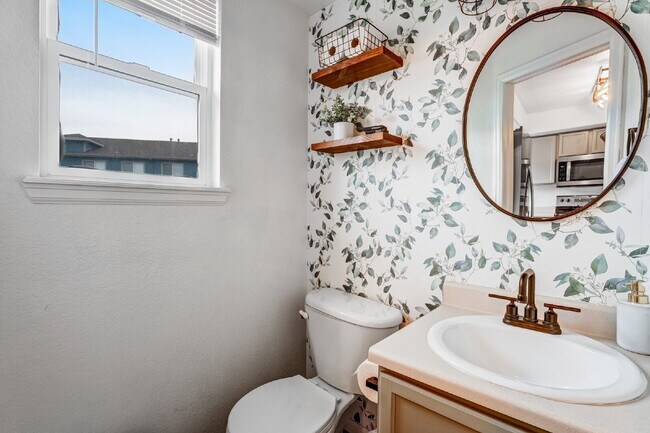 Building Photo - "Charming 2-Bed Townhouse Retreat with 2.5 Baths in Brighton!"