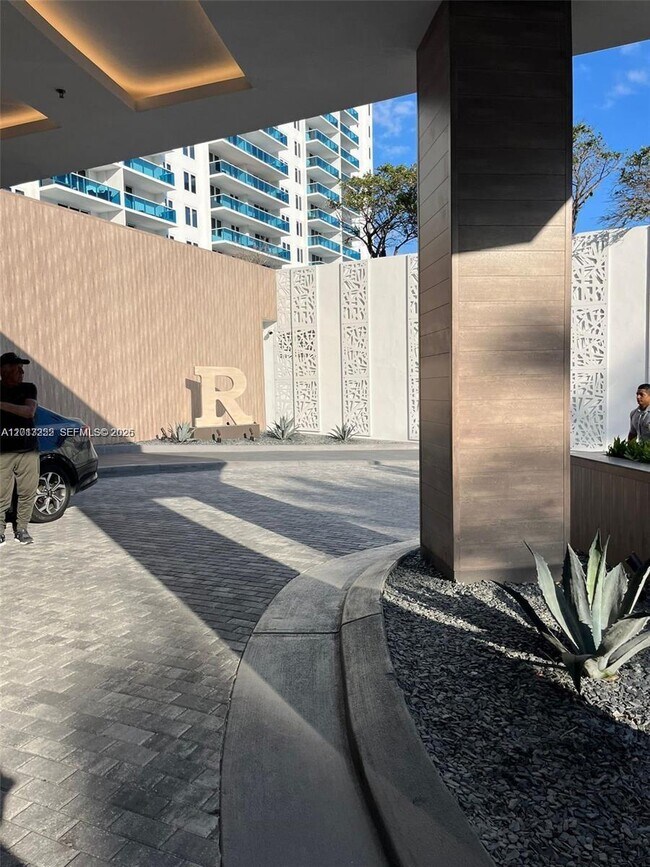 Building Photo - 2301 Collins Ave