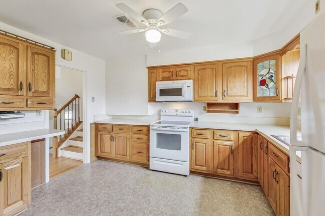 Building Photo - Fantastic in Frederick! Spacious 4 level Split -- 4 beds + 1 Full and 2 half baths