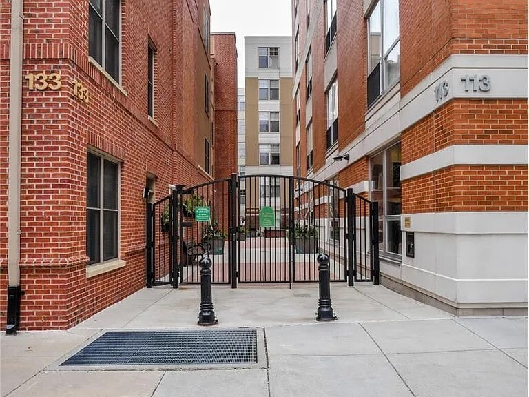 Building Photo - 133 N Bread St