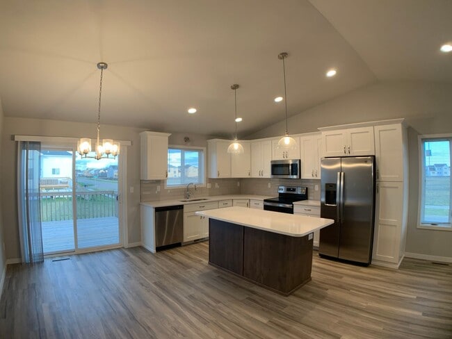 Building Photo - 4 Bed 3 Bath Single Family Home