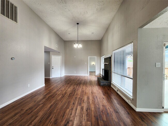 Building Photo - 2118 Creston Dr