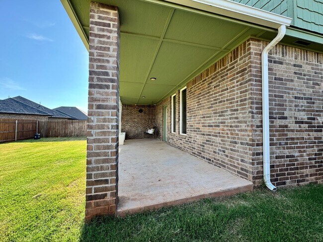 Building Photo - Spacious 3-Bedroom Home with Designer Kitc...